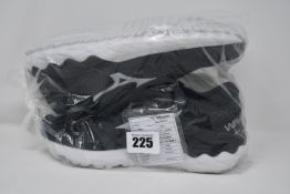 One as new Mizuno Wave Skyrise black trainers size UK 5.5.