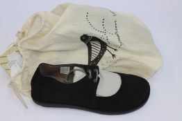 One pair of lady's as new Gudren Sjoden laced shoes in black (39).