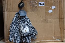 A quantity of children's as new Atmosphere penguin gloves (Approximately 80 pairs - RRP £4 each).