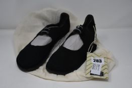 One pair of lady's as new Gudren Sjoden laced shoes in black (39).