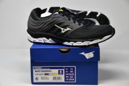 A pair of men's as new Mizuno Wave Paradox 5 running trainers (UK 10).
