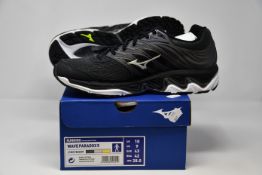 A pair of men's as new Mizuno Wave Paradox 5 running trainers (UK 9).