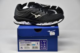 A pair of women's as new Mizuno Wave Paradox 5 running trainers (UK 6).
