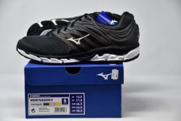 A pair of men's as new Mizuno Wave Paradox 5 running trainers (UK 11.5).