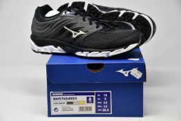 A pair of men's as new Mizuno Wave Paradox 5 running trainers (UK 9).