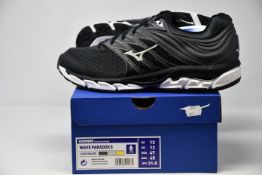 A pair of men's as new Mizuno Wave Paradox 5 running trainers (UK 12).