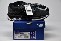 A pair of women's as new Mizuno Wave Paradox 5 running trainers (UK 7.5).