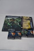 One Warhammer 40'000 Necrons: Canope Doomstalker, two Warhammer 40'000 Cartas De Datos: Marines