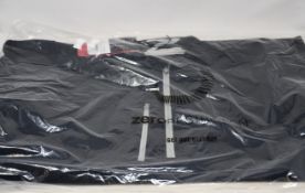 A men's as new Zero Restriction Z500 1/4 Zip Pullover in black/metallic silver (X Large).