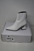 A pair of as new Yuul Yie Amoeba white leather ankle boots (EU 37).