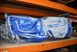 A Mizuno scratch carry golf bag.