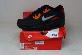 A pair of as new Nike Air Max 90 (UK 4).