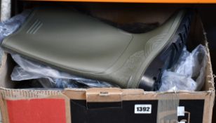 Eight pairs of as new Dunlop 380VP wellingtons (All UK 9).