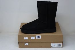A pair of as new Ugg Classic Short II boots (UK 6).