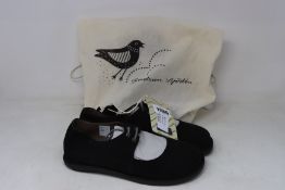 A pair of ladies as new Gudren Sjoden laced shoes in black (39).