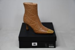 A pair of as new Uterque boots (EU 37).