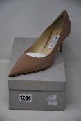 A pair of ladies Jimmy Choo London shoes in beige (EU 40).