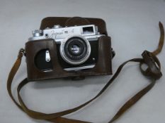 A pre-owned retro still camera with leather case (No 67289008).