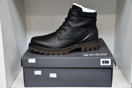 A pair of as new Ecco Tredtray boots (UK 9-9.5).