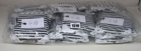 Twenty pairs of Kust Sweden Rosa bikini bottoms (Size 38).