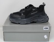 A pair of as new Balenciaga sneakers (EU 43).