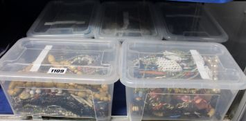 A quantity of costume jewellery.