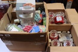 A quantity of candles to include Yankee, Woodwick and Hay.