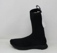 A pair of unisex Reebok Sock Runner ULTK (UK 6).