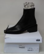 A pair of as new MM6 Maison Margiela black leather ankle boots (S40WU0257-P3738 - EU 40).