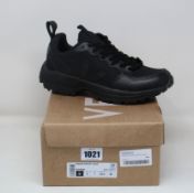 A pair of as new Veja Venturi Ripstock trainers (UK 7).