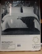 Five as new Seventh Stitch Seersucker Double Duvet Sets in white (Duvet cover 200 x 200cm, two