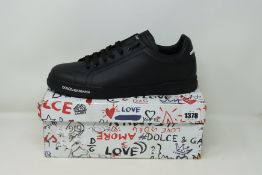 A pair of as new Dolce & Gabbana sneakers in black (TG 470).