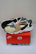 A pair of as new Nike Air Huarache (UK 9).