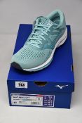 A pair of women's as new Mizuno Wave Inspire 17 trainers (UK 7).