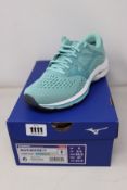 A pair of women's as new Mizuno Wave Inspire 17 trainers (UK 5.5).
