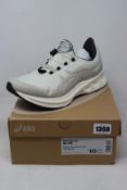 A pair of men's as new Asics Novablast trainers (UK 9).