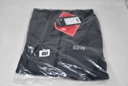 An as new Gore R5 Windstopper long sleeve shirt (M).