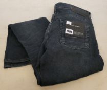 A pair of men's as new Hugo Boss Tapered fit super stretch denim jeans (W33 L34).