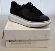 A pair of pre-owned Alexander McQueen sneakers (EU 39 - good condition).