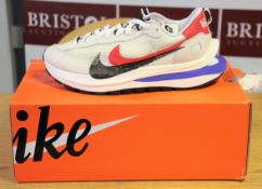 A pair of as new Nike Vaporwaffle Sacai in sail/sport fuchsia-light bone (UK 9).