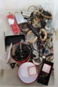 A small quantity of costume jewellery and related items.
