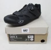 A pair of as new Giro Savix II cycling shoes (UK 8).