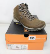 A pair of women's as new Merrell Siren Traveller 3 Mid waterproof boots (UK 4.5).