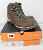 A pair of women's as new Merrell Siren Traveller 3 Mid waterproof boots (UK 4).