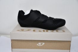 A pair of as new Giro Savix II cycling shoes (UK 11).