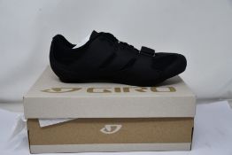 A pair of as new Giro Savix II cycling shoes (UK 8.5).