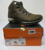 A pair of women's as new Merrell Siren Traveller 3 Mid waterproof boots (UK 6.5).