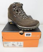A pair of women's as new Merrell Siren Traveller 3 Mid waterproof boots (UK 5.5).