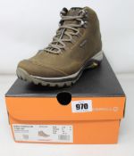 A pair of women's as new Merrell Siren Traveller 3 Mid waterproof boots (UK 5).