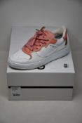 A pair of pre-owned Givenchy Wing sneakers (EU 37 - Good condition).